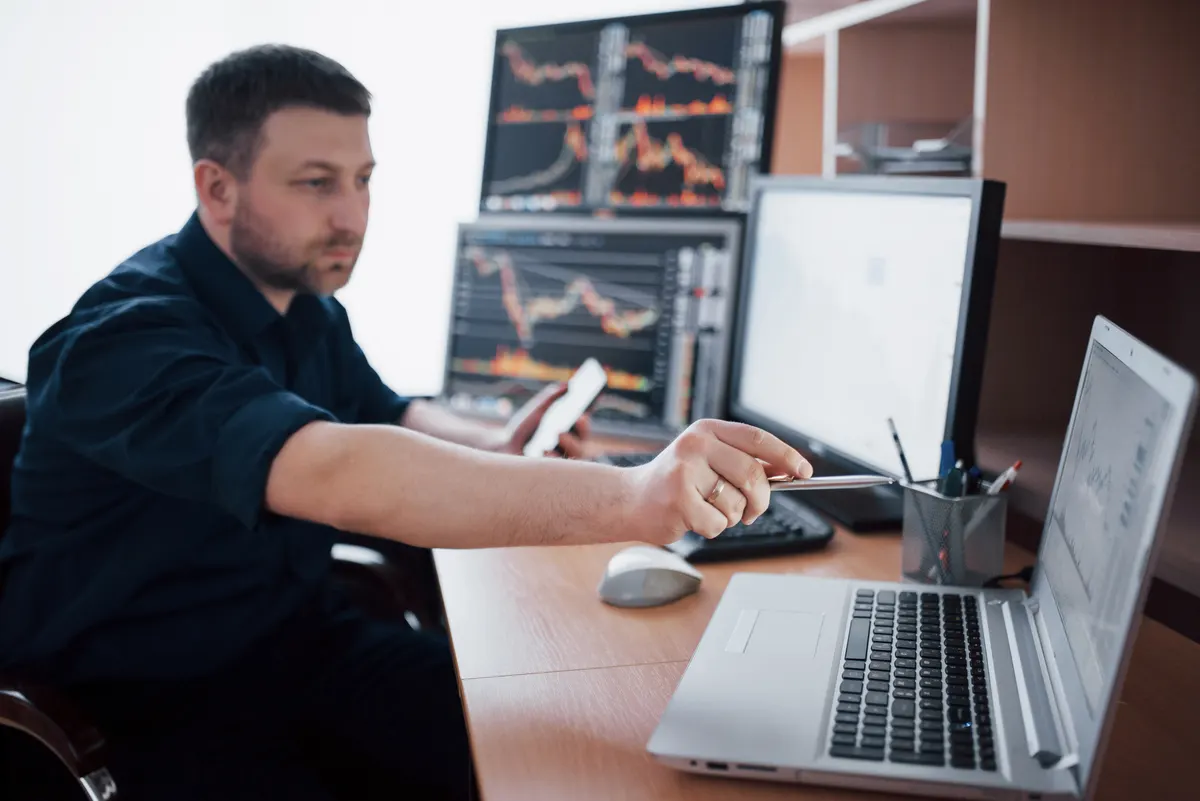 Aktiehandler følger Nasdaq-kurser og grafer på flere skærme